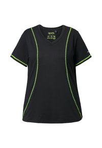 Camiseta deportiva negra con cuello en forma de V, mangas cortas y costuras de acento verdes a lo largo de los lados y las mangas. Fabricada con material transpirable.