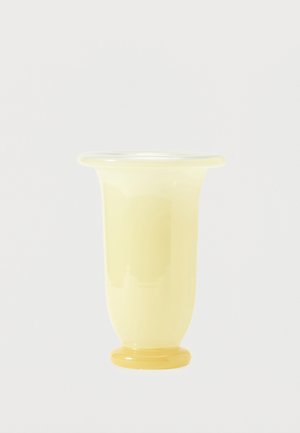 Vase en verre jaune pâle translucide, haut, avec un bord évasé et une base ronde, sur fond blanc.