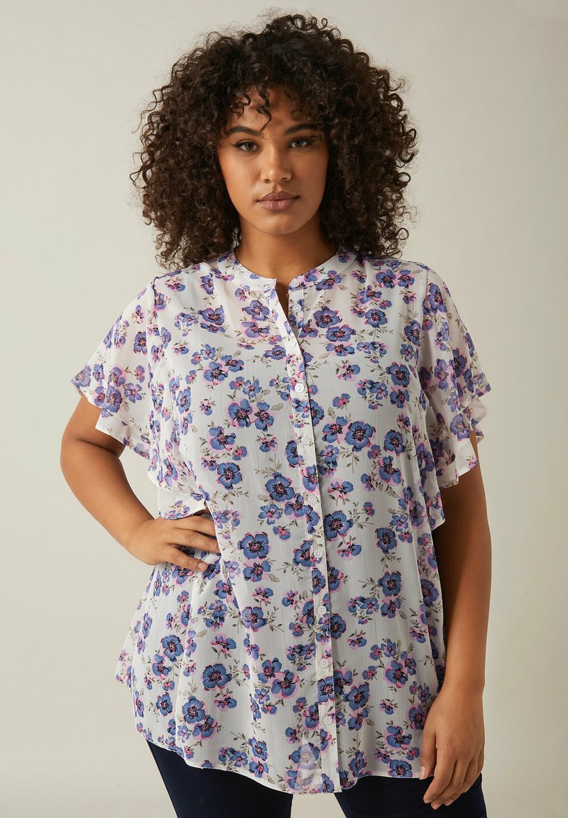 Blumen-Button-Up-Bluse aus durchscheinendem weißen Stoff, mit lila und blauen Blumen, kurzen Fledermausärmeln und einem entspannten, lockeren Schnitt.