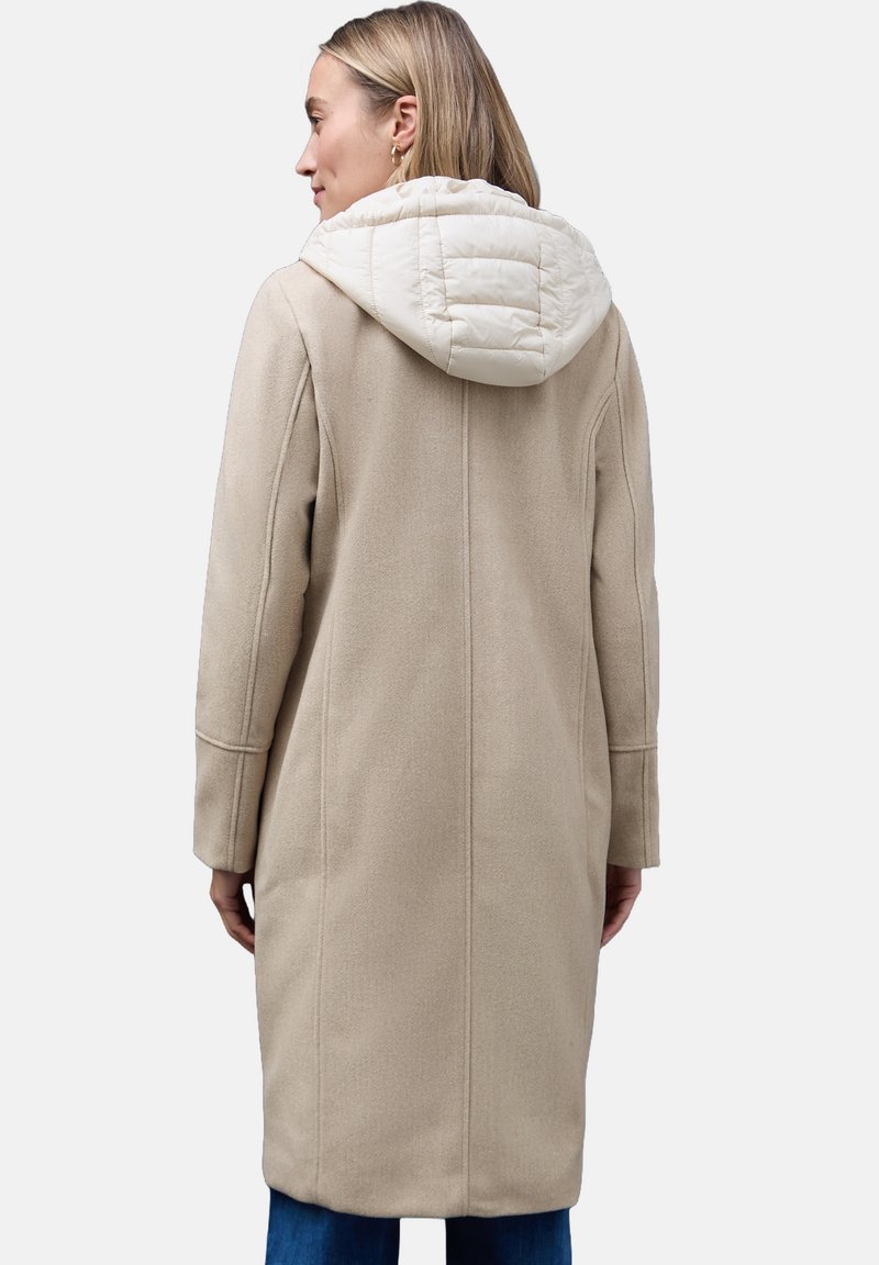 Beige Wollmischung knielanger Mantel mit einer gesteppte cremefarbenen Kapuze, ausgestattet mit seitlichen Taschen und einem geraden Schnitt. Glatte Textur und minimalistisches Design.
