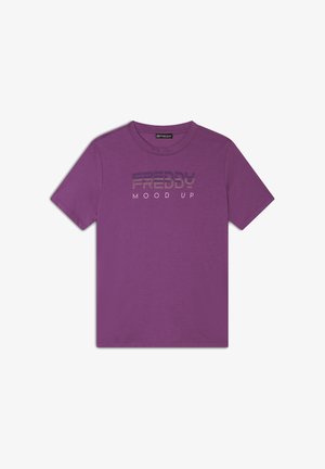 T-shirt in cotone viola con scollatura a girocollo. Presenta il testo "FREDDY MOOD UP" in carattere grassetto, arricchito da una serie di piccoli borchie.
