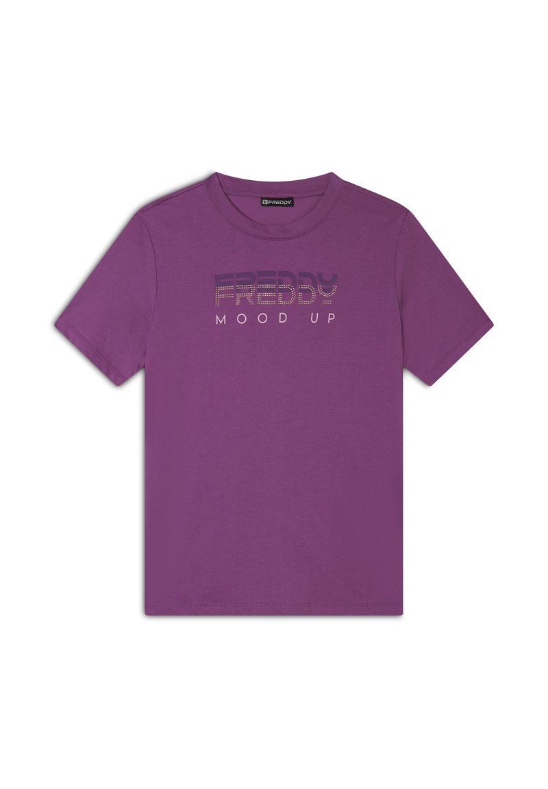 T-shirt in cotone viola con scollatura a girocollo. Presenta il testo "FREDDY MOOD UP" in carattere grassetto, arricchito da una serie di piccoli borchie.