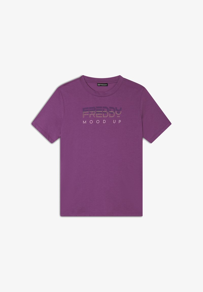 Camiseta de algodón morada con cuello redondo. Presenta el texto "FREDDY MOOD UP" en fuente negrita, acentuado con una serie de pequeños remaches.