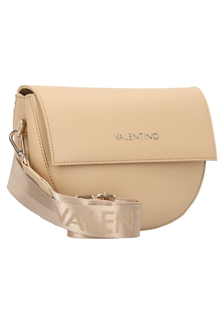 Beige Leder Umhängetasche mit einer geschwungenen Klappe, silbernem Logo und einem Satinriemen mit "VALENTINO" in beigem Text.