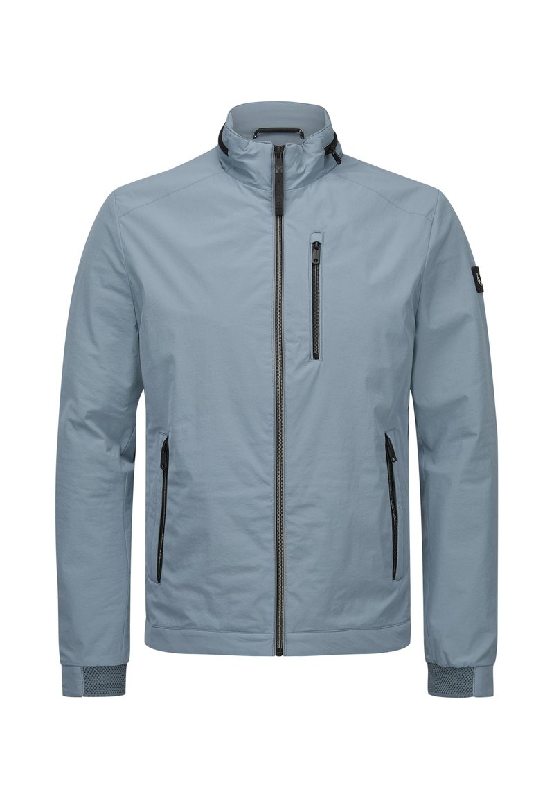 Hellblaue Jacke aus glattem Stoff, mit hohem Kragen, Frontreißverschluss und Reißverschluss-Brusttasche. Schwarze Akzente an Reißverschlüssen und Bündchen.