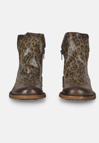 Stivali alla caviglia con stampa leopardata realizzati in pelle marrone testurizzata, dotati di zip laterali e una suola robusta marrone con dettagli di cucitura sottili.