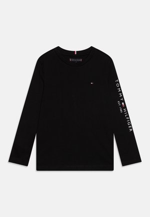 Sort langærmet t-shirt med rund hals og lille Tommy Hilfiger-flag på brystet samt teksten "Tommy Hilfiger Est. 1985" på højre ærme.