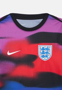 Nike-drakt med en flerfarget gradient av lilla, rødt og svart, med rund hals og Englands emblem på venstre side.