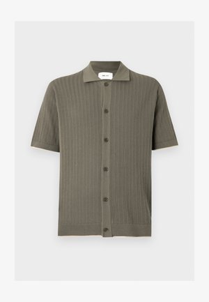 Kortemouws olijfgroene gebreide poloshirt met knoopsluiting aan de voorkant en getextureerde verticale strepen.