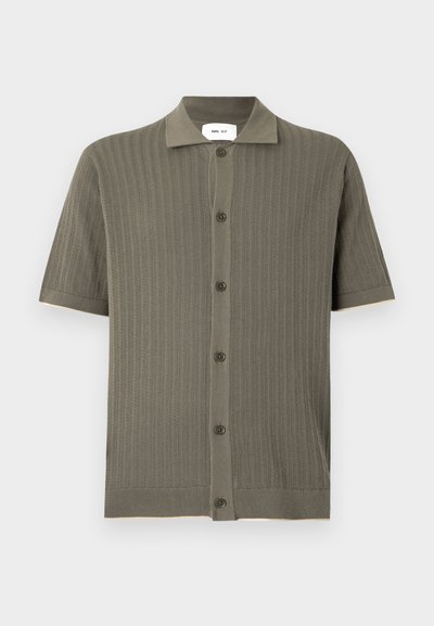 Πουλόβερ πόλο σε ελιά πράσινο με κοντά μανίκια, εμπρός κούμπωμα με κουμπιά και υφασμένα κάθετα ρίγες.