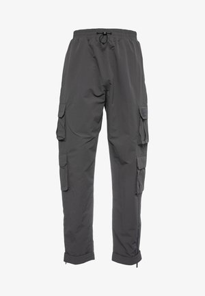 Grå cargo bukser lavet af letvægtsstof, med sidelommer, elastisk talje med snøre og manchetter ved benene.