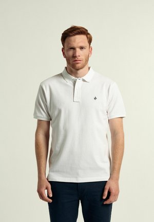 Camisa polo de algodón blanco con cuello y tapeta de dos botones. Presenta un pequeño logotipo en azul marino en el lado izquierdo del pecho, mangas cortas y corte regular.