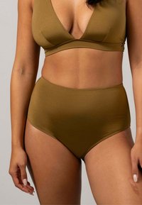 Högmidjad bh och trosor i olivgrön färg, tillverkade av ett slätt material, med en djup V-ringning och sömlösa kanter. Inga synliga mönster.