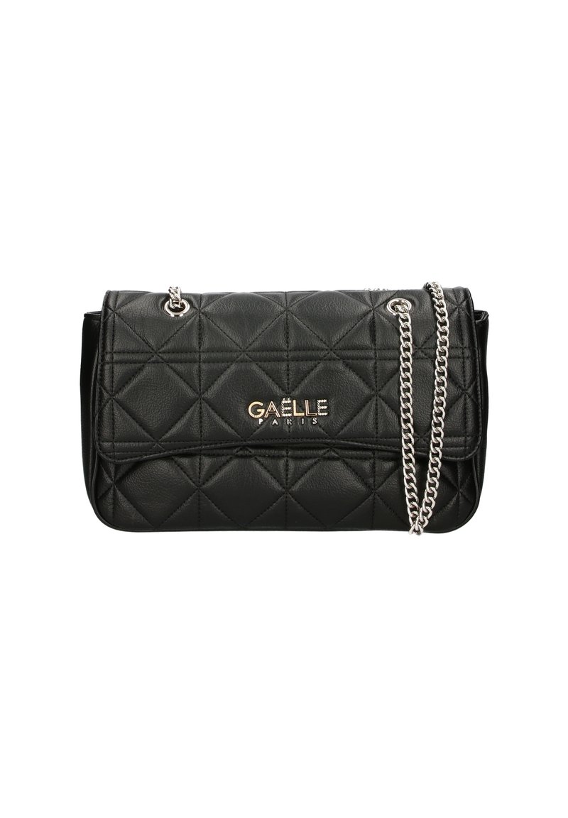 Borsa a tracolla nera trapuntata con chiusura a patta, dotata di una tracolla in catena argentata e dettagli del logo dorato. Pelle sintetica testurizzata con motivo a diamante.