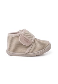 Beige corduroy enkellaars met een klittenbandsluiting, gestructureerd oppervlak, ronde neus en een flexibele rubberen zool met een patroon voor grip.