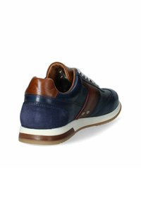 Sneaker in pelle blu con dettagli marroni, tacco in camoscio e suola in gomma bianca. Presenta pannelli a contrasto e occhielli argentati per i lacci.