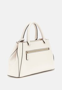 Borsa in pelle bianca con un design strutturato, dotata di tasca frontale con zip, dettagli neri e doppio manico superiore.