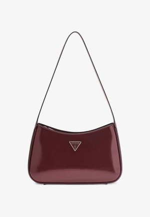 Bordeauxrode schoudertas van lakleer met een gebogen vorm, zilverkleurige hardware en een logo-accent op de voorkant. Ritssluiting aan de bovenkant.