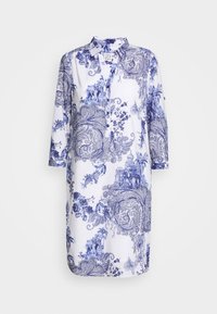 Abito bianco al ginocchio con maniche a tre quarti, caratterizzato da intricati motivi paisley, floreali ed elefanti in blu, con colletto abbottonato.