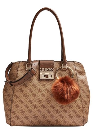 Sac à main Guess marron avec imprimé logo à motifs, deux poignées, sangle à boucle, plaque logo dorée et un porte-clés rond en fourrure marron.