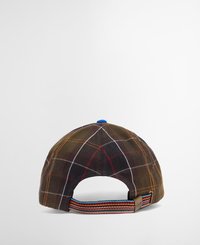 Chapéu com um padrão xadrez em castanho, laranja e branco, apresentando um botão azul na parte superior e uma alça ajustável com riscas multicoloridas na parte de trás.