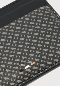 Czarny etui na karty z fakturowanym, ciemnoszarym wzorem, trzema małymi akcentami w kolorach czarnym, białym i brązowym na dole.