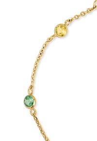 Gouden kettinghalsketting met een gele edelsteen en een groene edelsteen, beide gezet in ronde metalen zettingen. Gestructureerde schakels in de ketting.