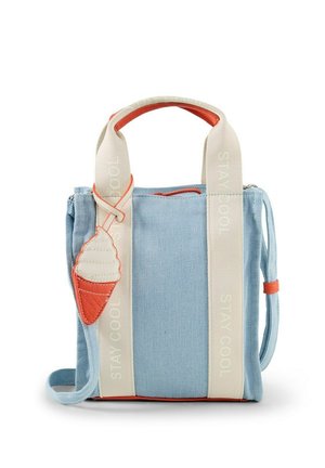Jasnoniebieska torba na ramię z denimu z beżowymi paskami z napisem "STAY COOL", breloczkiem w kształcie rożka lodowego oraz pomarańczowymi ozdobami.