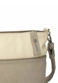 Borsa a spalla bicolore beige e taupe con chiusura a zip e tracolla regolabile, dotata di un piccolo cartellino con il marchio vicino al bordo superiore.