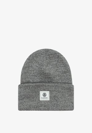 Szara dzianinowa czapka z mankietem i prostokątną naszywką z logo z okrągłym wzorem. Materiał zdaje się być miękki i teksturowany.