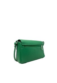 Sac en cuir vert à bandoulière avec une texture lisse, de forme rectangulaire et une poche avant zippée. Présente une sangle détachable.