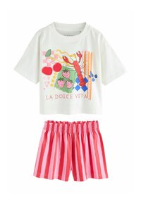 Hvid kortærmet skjorte med farverigt design af frugt og hummer samt teksten "La Dolce Vita", kombineret med elastiske shorts i pink og røde striber.