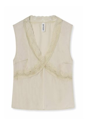 Kreemikas varrukateta pluus sügava V-kaelusega, mille serv on kaunistatud sakilise pitsiga ning ees on kerge kattumine.