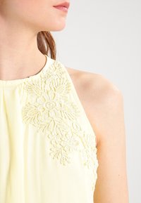 Dorothy Perkins Koktejlové šaty / šaty na párty - yellow