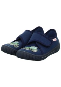 Pantofi sport din canva de culoare bleumarin, cu o curea cu arici, având un design brodat cu un tractor verde și o talpă texturată de culoare neagră.