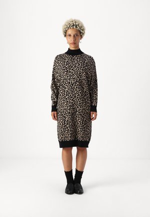 Leopardenmuster-Strickkleid mit schwarzem Stehkragen und Bündchen, in lockerer Passform und mit langen Ärmeln; der Stoff wirkt weich und strukturiert.
