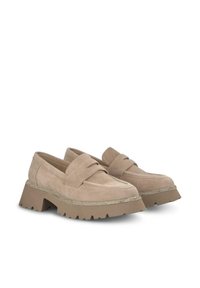Beige suède instap schoenen met een dikke, robuuste zool. Bevat decoratieve stiksels en een metalen accent rond de zool.