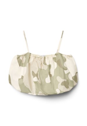 Haut court à bretelles fines et encolure froncée, imprimé camouflage vert clair et beige, posé à plat sur fond blanc.