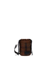 Bolso tipo cubo de tela de cuadros marrón con cierre de cordón, que presenta detalles en negro y un parche de cuero con el logo, que incluye una correa ajustable.