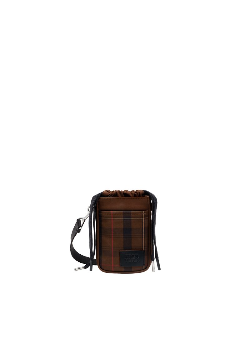 Bolso tipo cubo de tela de cuadros marrón con cierre de cordón, que presenta detalles en negro y un parche de cuero con el logo, que incluye una correa ajustable.
