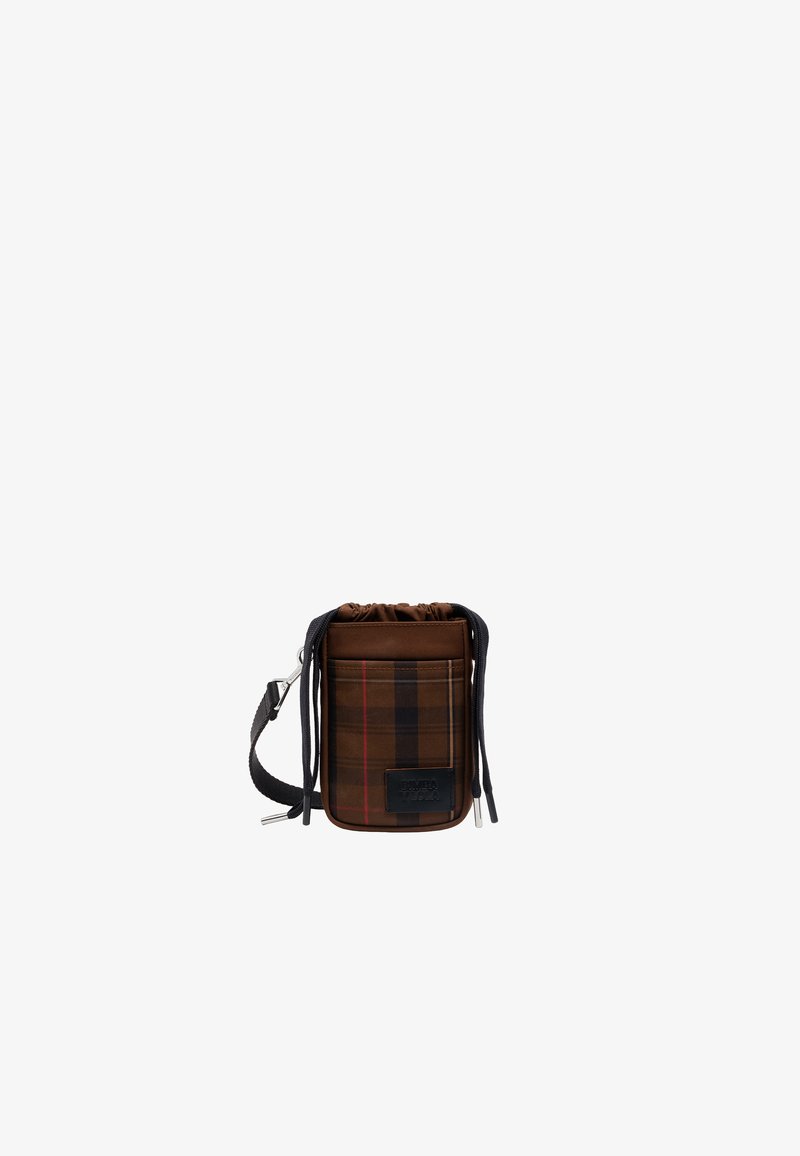 Bolso tipo cubo de tela de cuadros marrón con cierre de cordón, que presenta detalles en negro y un parche de cuero con el logo, que incluye una correa ajustable.