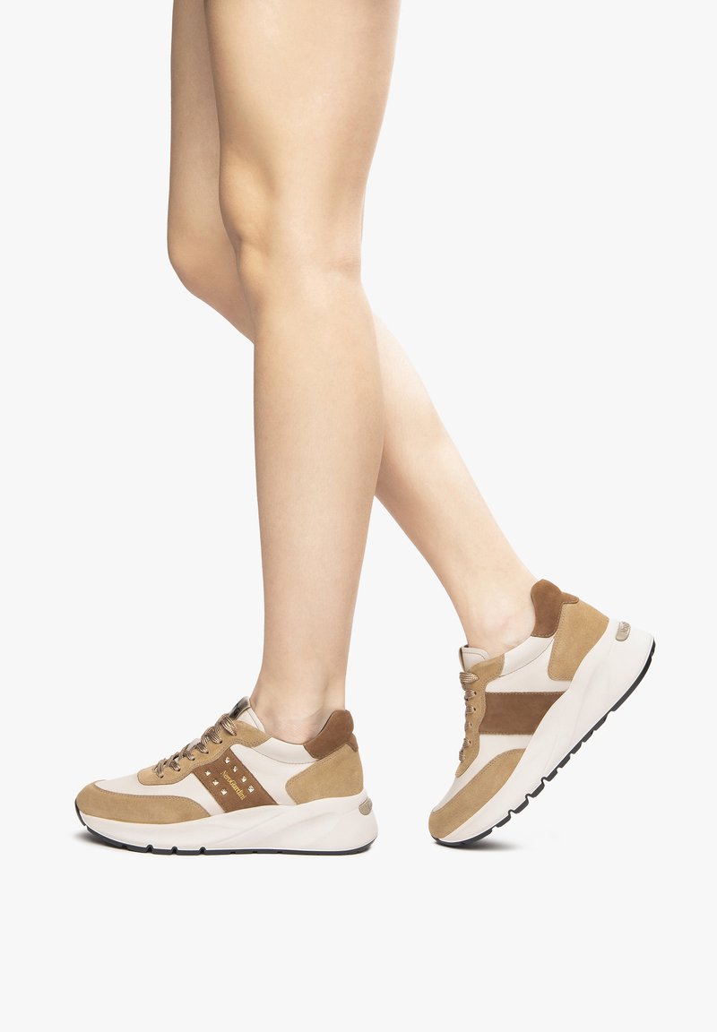 Sneakers in suede e pelle beige e testa di moro, con punta arrotondata, robusto sole bianco intermedio e dettagli marroni con occhielli in metallo.