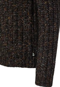 Grober Strickpullover in dunklen Farben mit roten, gelben und weißen Sprenkeln. Verfügt über eine gerippte Struktur und ein kleines Logotag an der Seite.