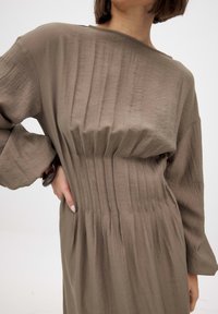 NA-KD LONG SLEEVE PLEATED - Maksimekko - brown