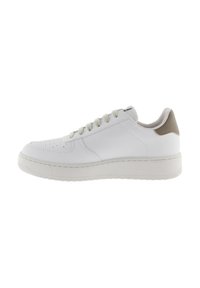 Sneaker bianco a basso profilo con chiusura con lacci, area della punta perforata e linguetta beige sul tallone, mostrato di profilo su uno sfondo bianco.