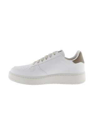 Sneaker bianco a basso profilo con chiusura con lacci, area della punta perforata e linguetta beige sul tallone, mostrato di profilo su uno sfondo bianco.