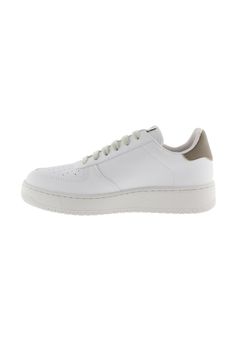 Sneaker bianco a basso profilo con chiusura con lacci, area della punta perforata e linguetta beige sul tallone, mostrato di profilo su uno sfondo bianco.
