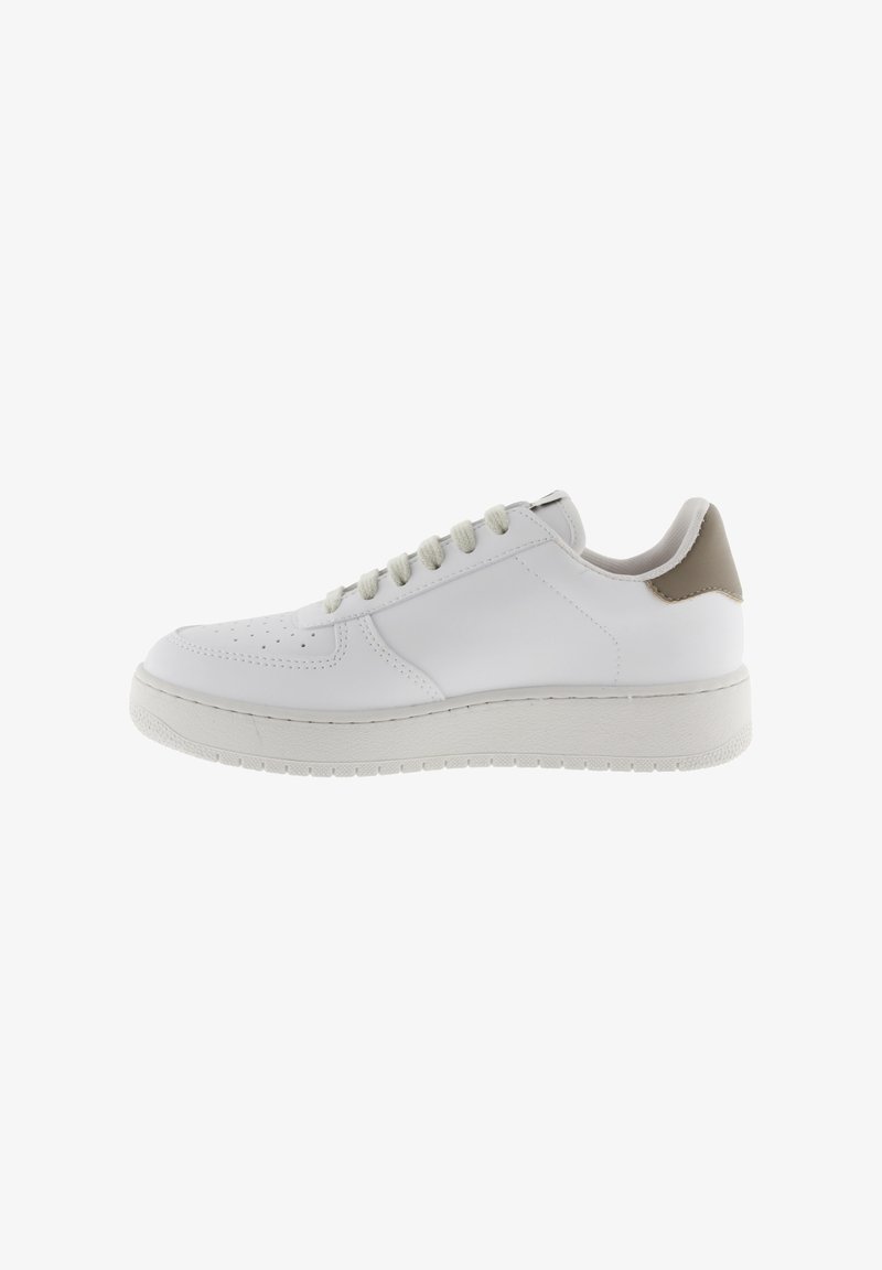 Sneaker bianco a basso profilo con chiusura con lacci, area della punta perforata e linguetta beige sul tallone, mostrato di profilo su uno sfondo bianco.
