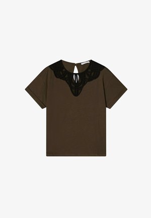 Top scurt, maro, cu mânecă scurtă, având un yoke din dantelă neagră, cu model și un detaliu de decolteu în formă de cheie la spate, confecționat dintr-un material moale și cu o croială lejeră.