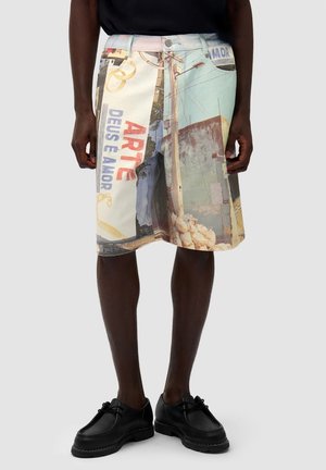 Pantaloni corti stampati colorati, caratterizzati da un collage di immagini e testi, realizzati in tessuto leggero, con taglio dritto e passanti per cintura.